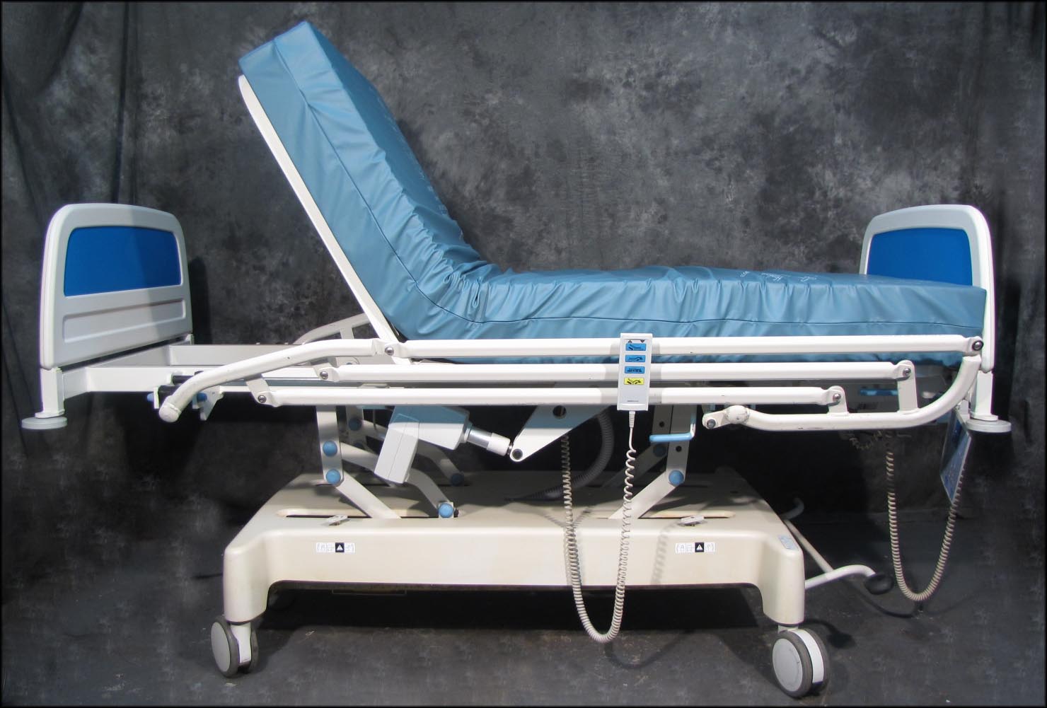 HUNTLEIGH CONTOURA 1080 LARGE PATIENT ELECTRIC BARIATRIC HOSPITAL BED