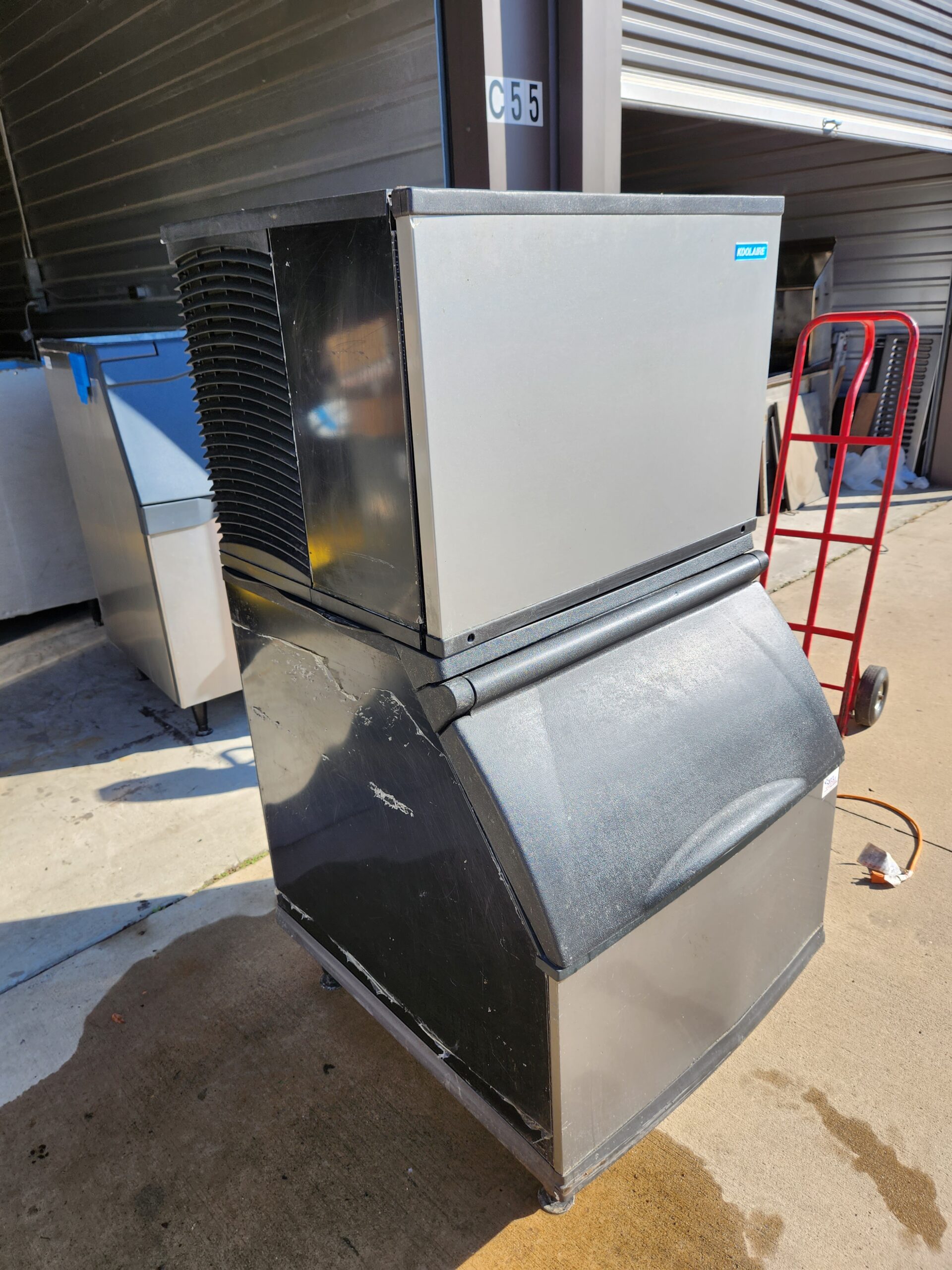 KOOLAIRE 400 LBS ICE MACHINE WITH BIN BARELY USED Used Equipment