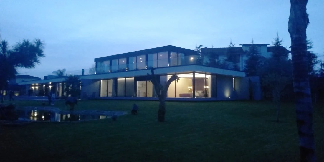 Luxury home with lake Utopia