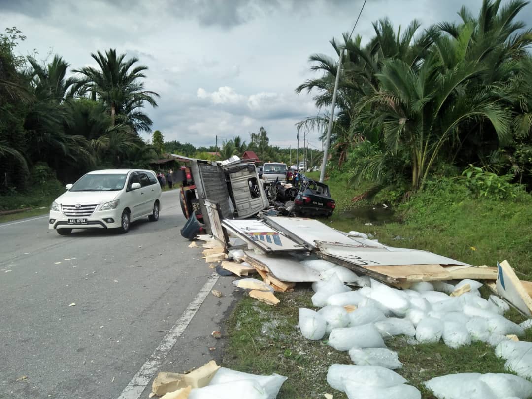Pemandu maut kereta bertembung lori ais Utusan Digital