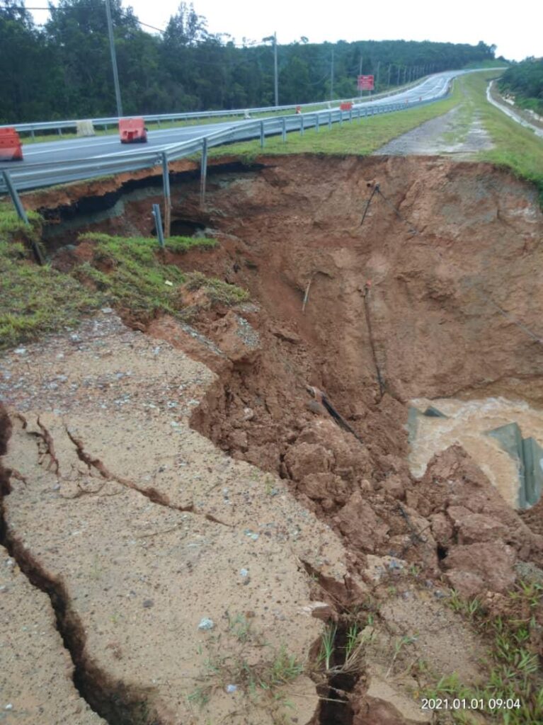 Tanah runtuh di Jalan KuantanSegamat Utusan Digital