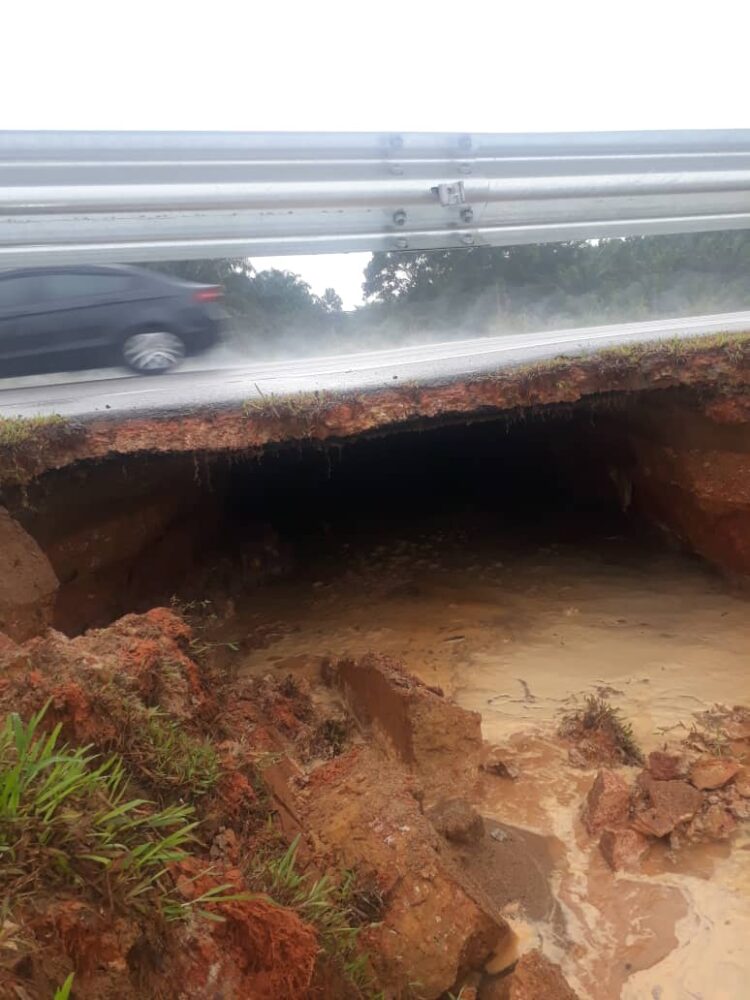 Jalan SegamatKuantan ditutup akibat tanah runtuh Utusan