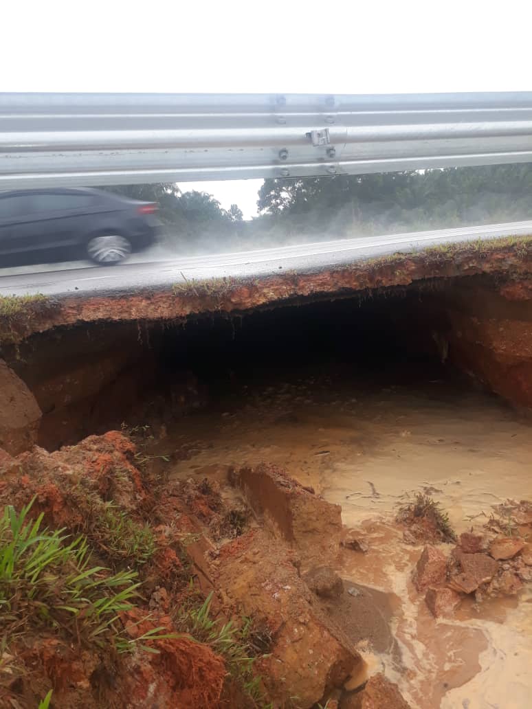 Jalan SegamatKuantan ditutup akibat tanah runtuh Utusan