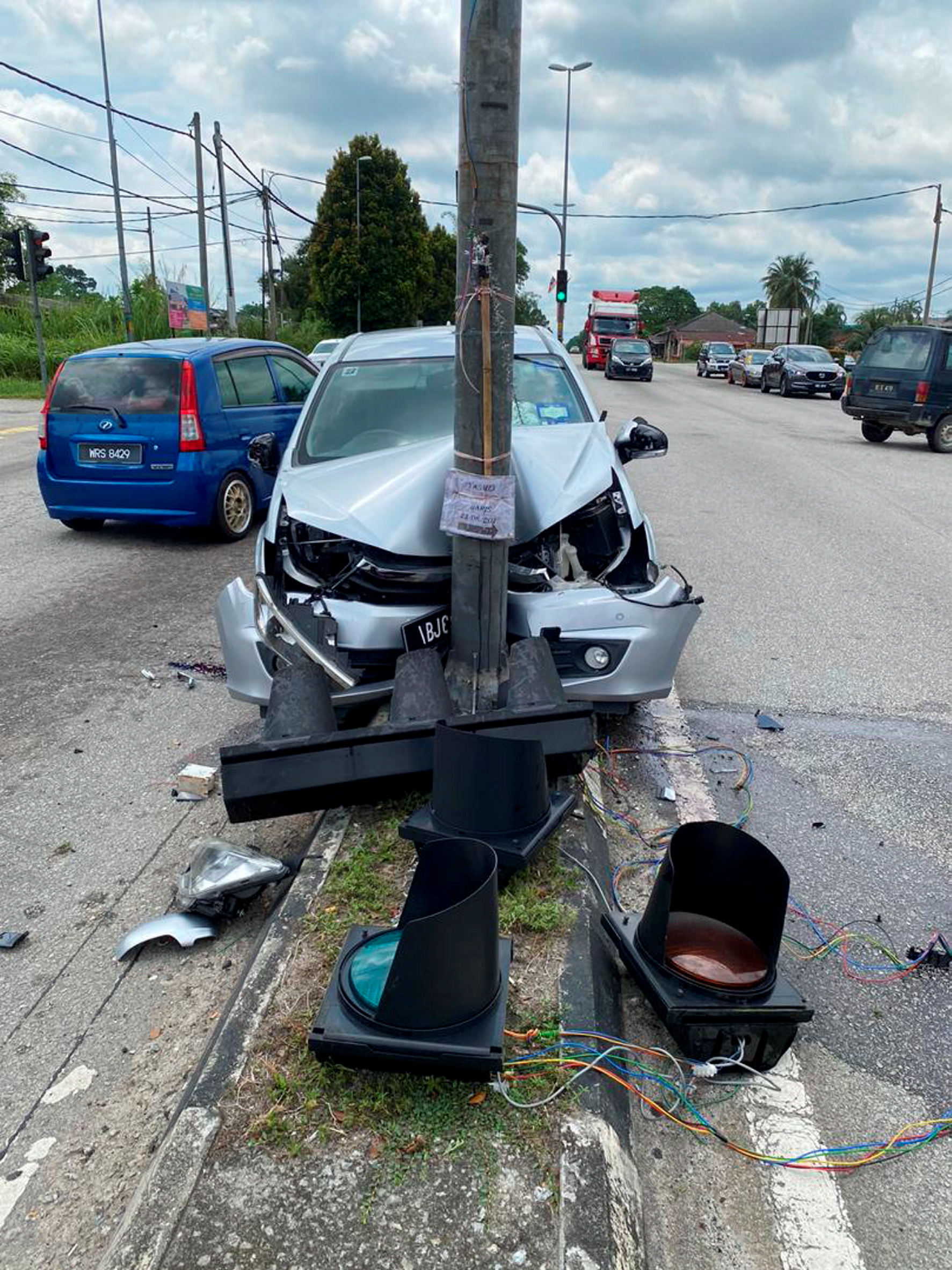 DIALOG RAKYAT Lelaki maut kereta langgar tiang lampu isyarat