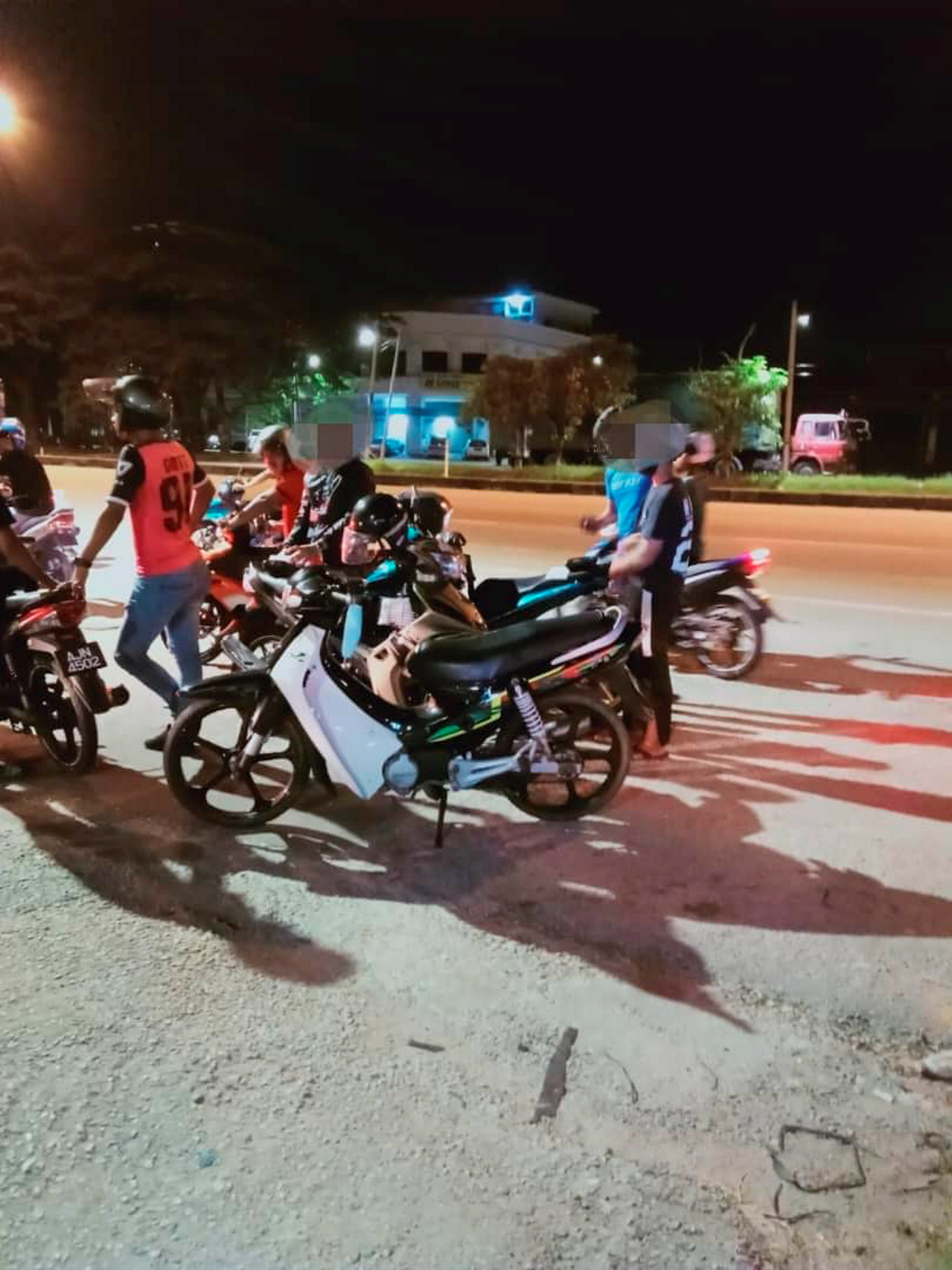 Pelajar 16 tahun pamer aksi 'wheelie' antara ditahan dalam