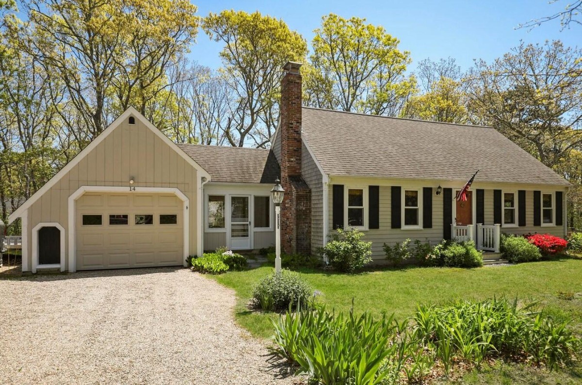 Fresh, Clean, Comfortable and Pleasing Traditional Harwich, MA