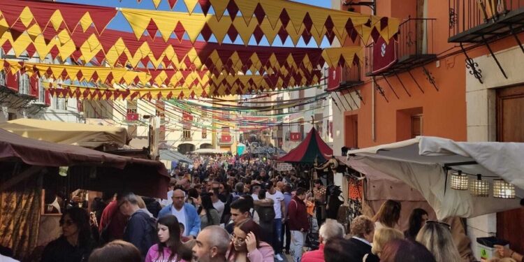 Ontinyent acoge su gran mercado medieval con artesanía, espectáculos