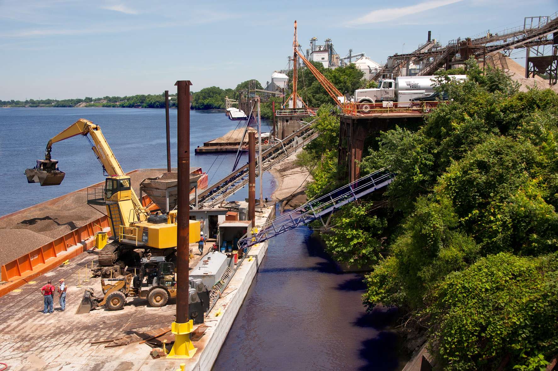 1056 Valor Oil Petroleum Distributor in Owensboro, Bowling Green