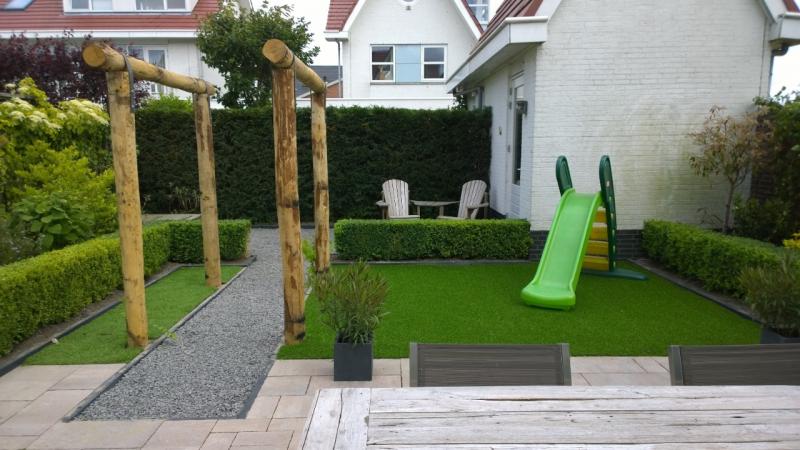Kleine tuin met kunstgras Van Breukelen Groenvoorzieningen
