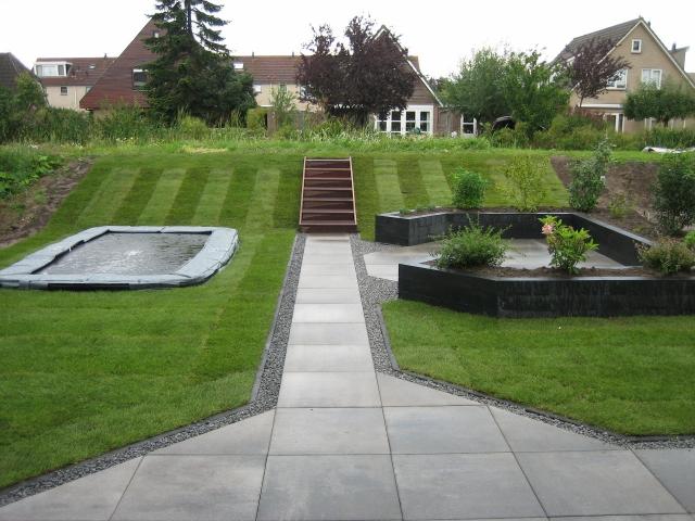 Bekijk meer ideeën over tuin, tuin ideeën, tuin en terras. Zet er een mooie groenblijvende haag voor en je zit niet constant tegen het gevaarte aan te kijken. Kindvriendelijke tuin met trampoline Van Breukelen Groenvoorzieningen