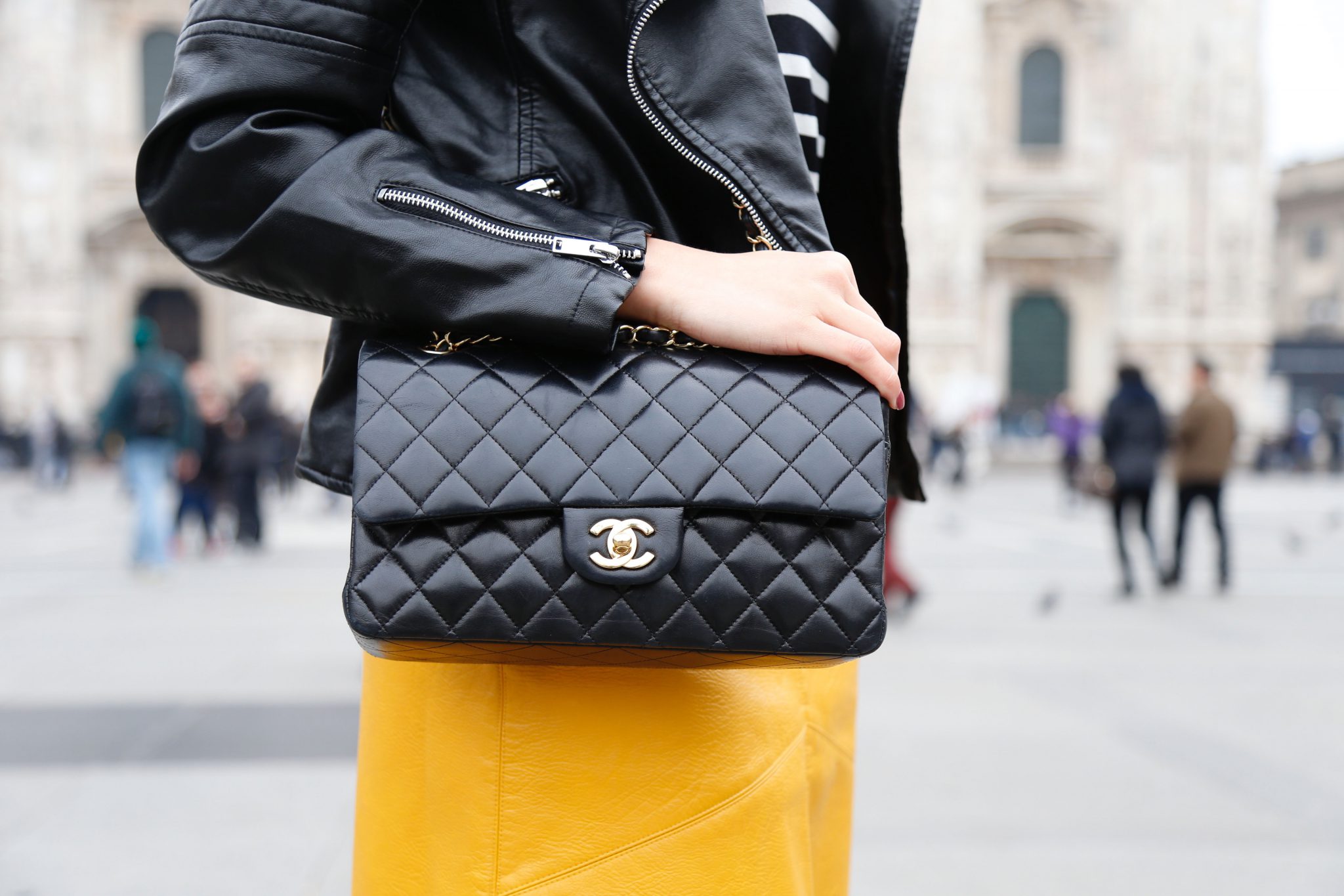 Outfit chiodo nero e gonna di pelle