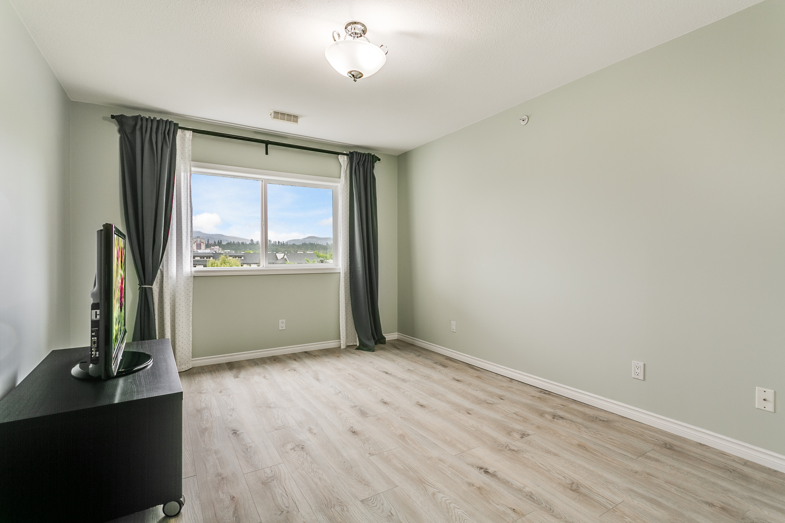 6041895 Ambrosi Road, Kelowna Property Listing