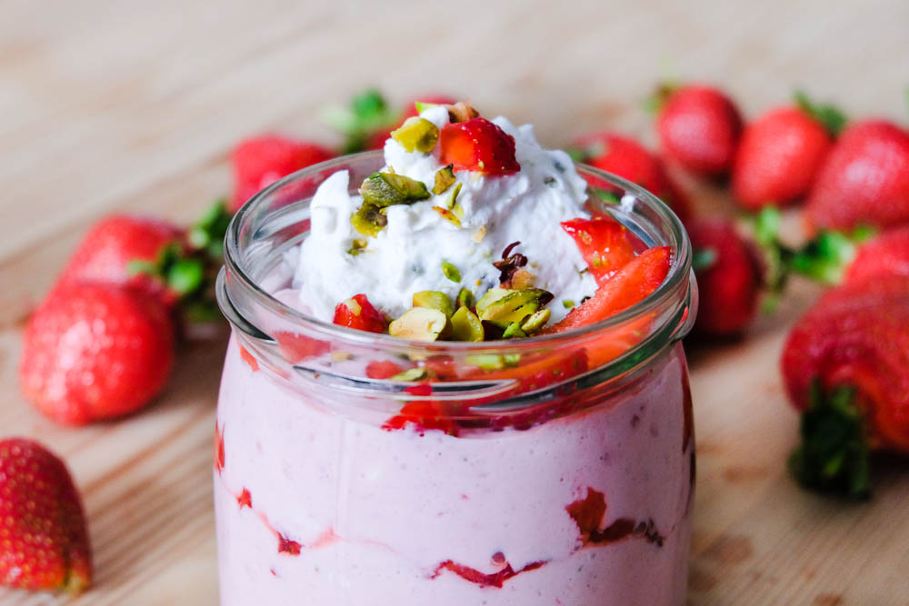 Schnelles Erdbeer Quark Dessert mit KeksBoden Vegan Guerilla