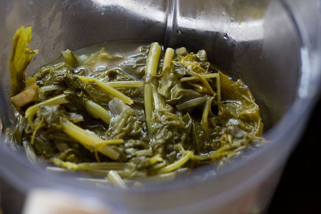 sarson-ka-saag9 blender with some of the greens and liquid.