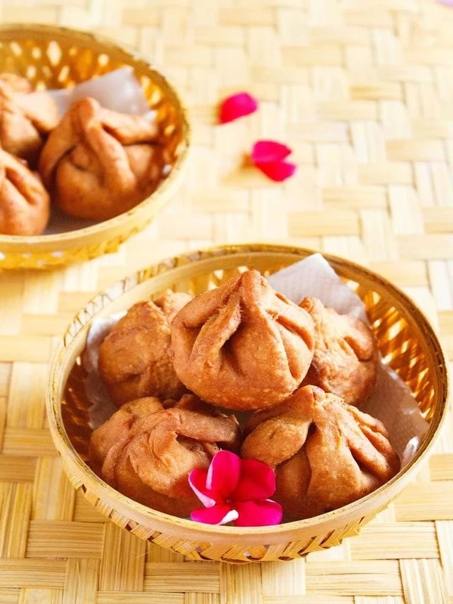 fried modak in basket