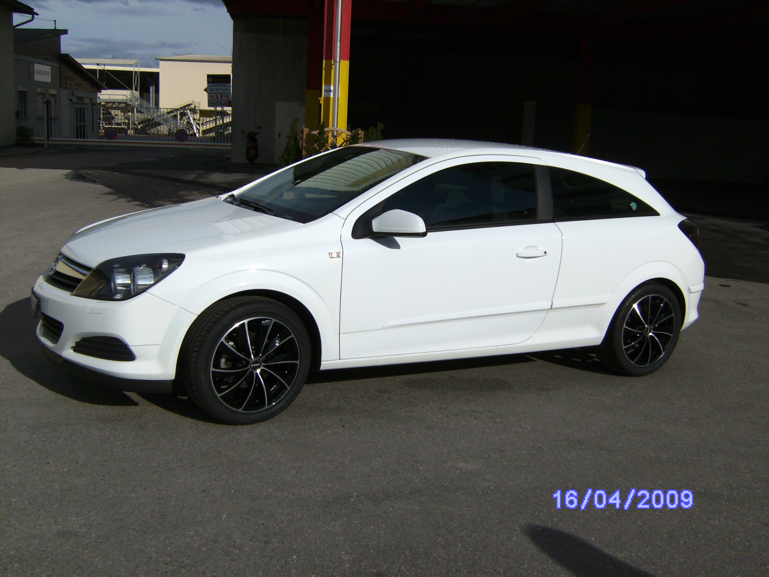 Auto occasion Opel Astra H GTC 1.6 Blanc Genève VenteAuto.ch