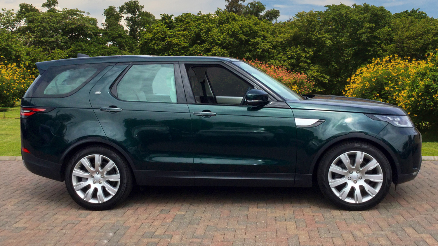 5 Used Land Rover Discovery Models in Our Favourite Colours! Vertu Motors