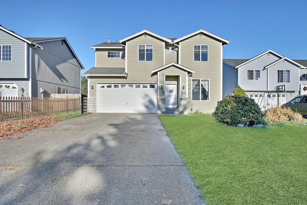 Bright & Inviting 4Bedroom, 2.5Bath Home w/Large Backyard in