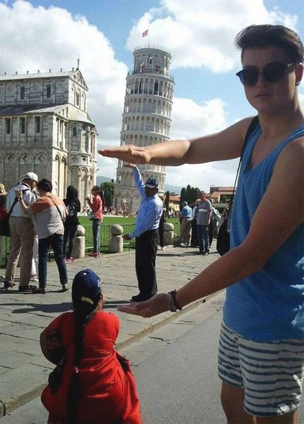 Le foto più divertenti dei turisti sotto la torre di Pisa