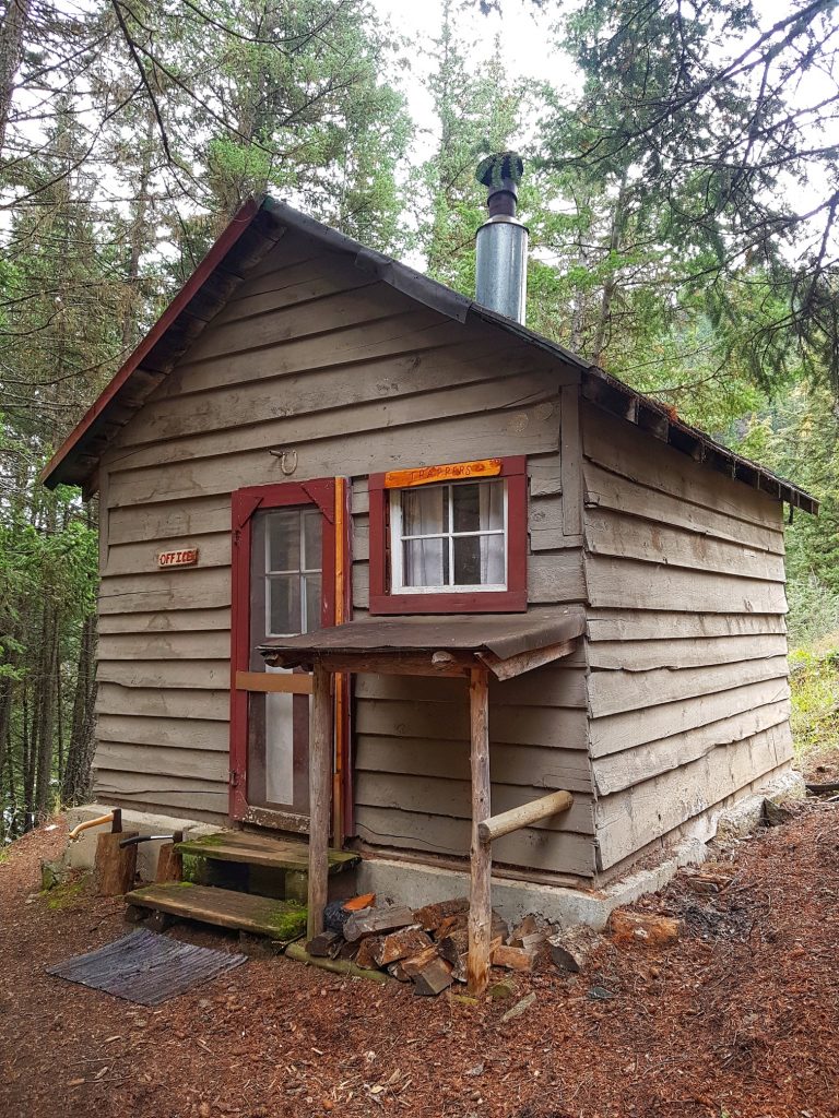 Trapper’s Cabin Vidette Lake Nature Retreat