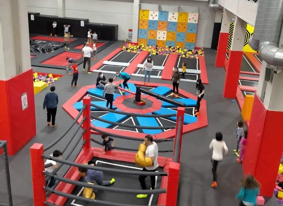 Vigo estrena un parque de 1.200m2 con camas elásticas y trampolines