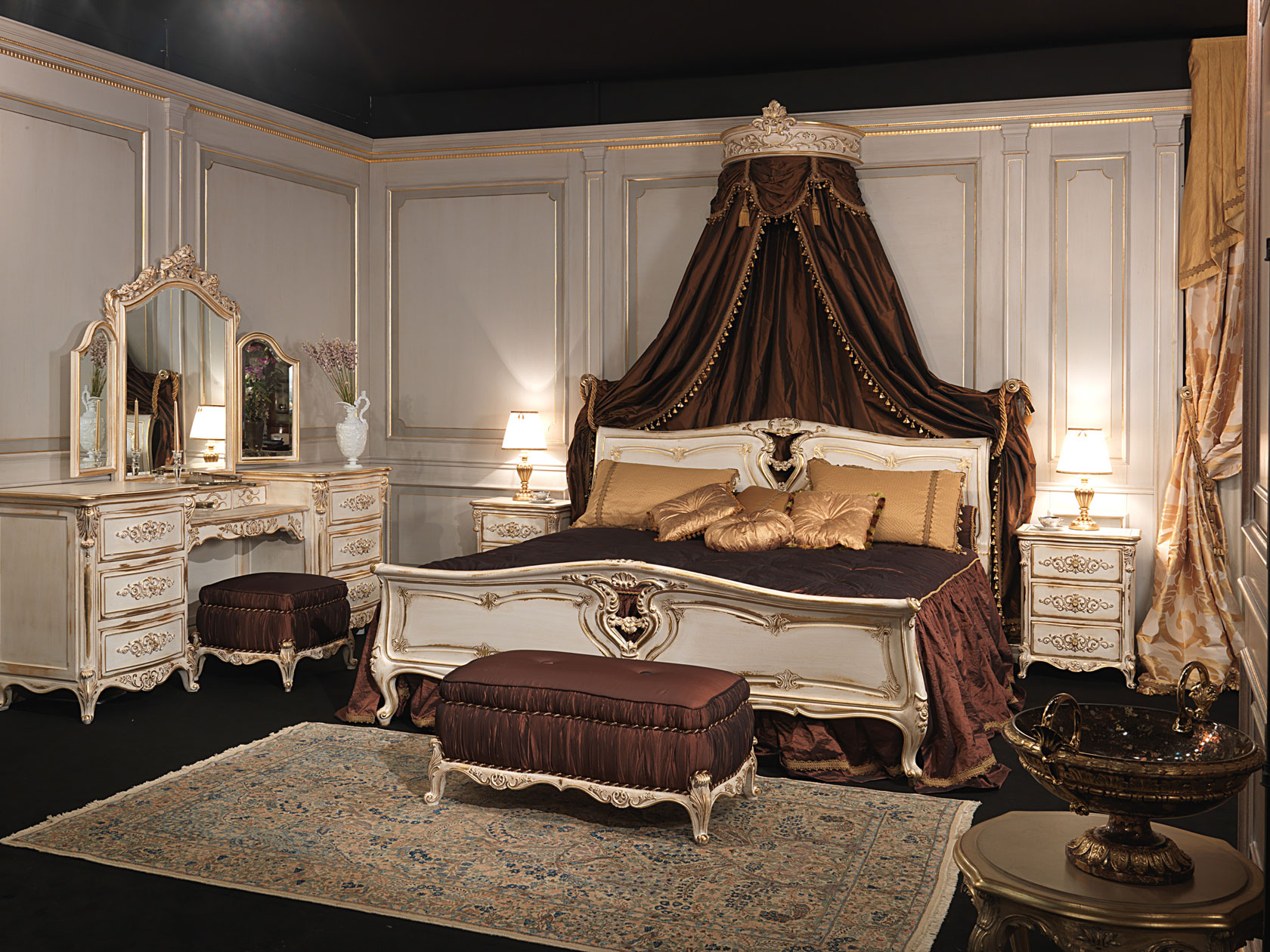 Chambre à coucher classique dans le style Louis XVI, lit en bois gravée