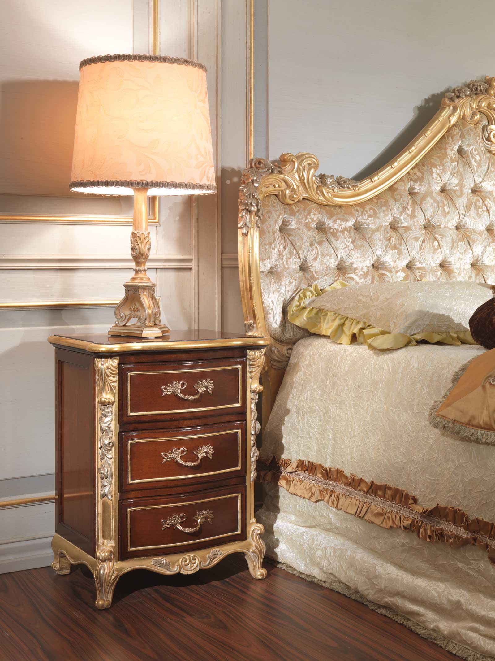 Classic italian bedroom 18th century, night table Vimercati Classic
