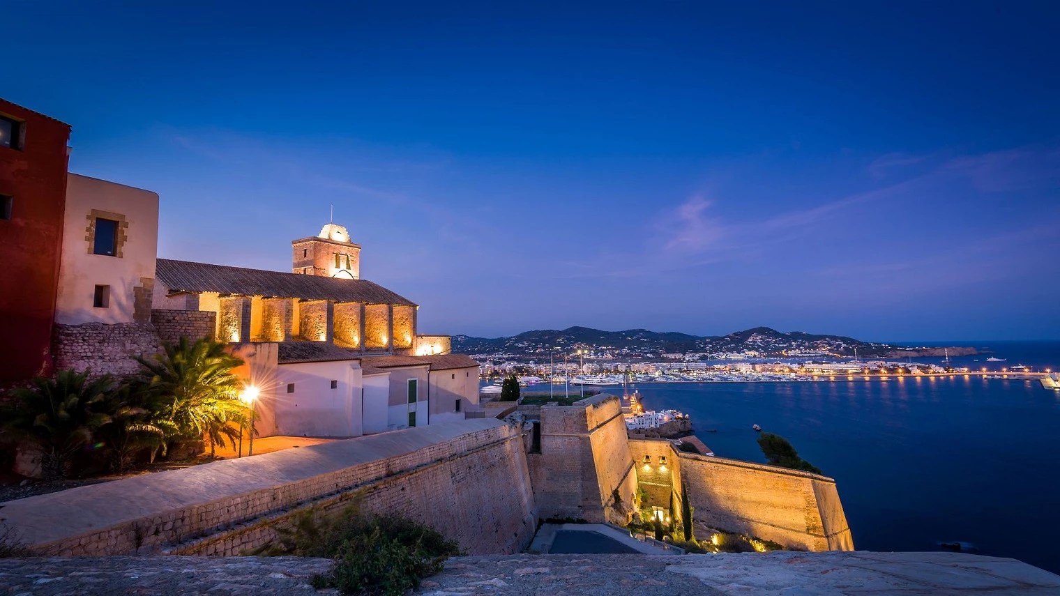 Pasear entre las murallas de Dalt Vila, en