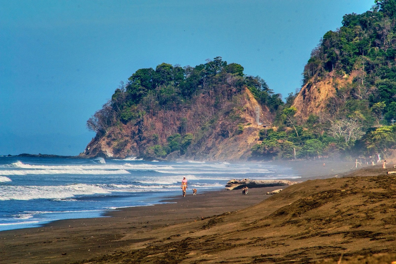 Playa Hermosa se convierte en la primera playa 100 accesible de Costa Rica