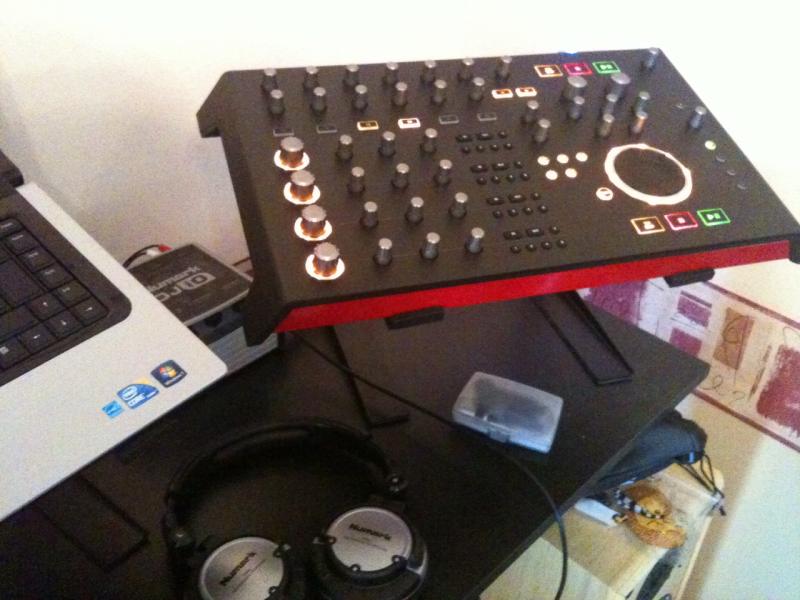 VirtualDJ Numark 4DMC Ok, it's just my pimped Mixmeister controller...