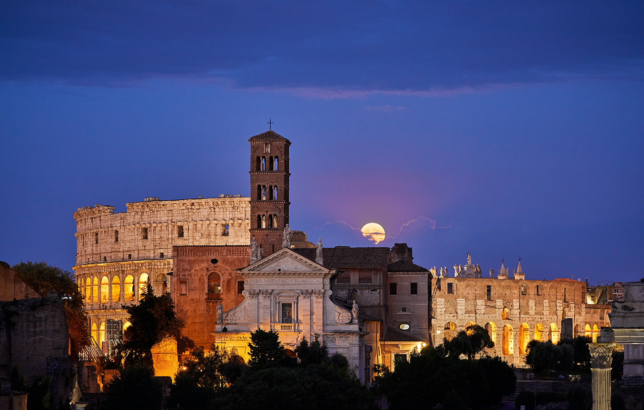 The amazing show of the Full Moon rising above the Colosseum 26 Aug