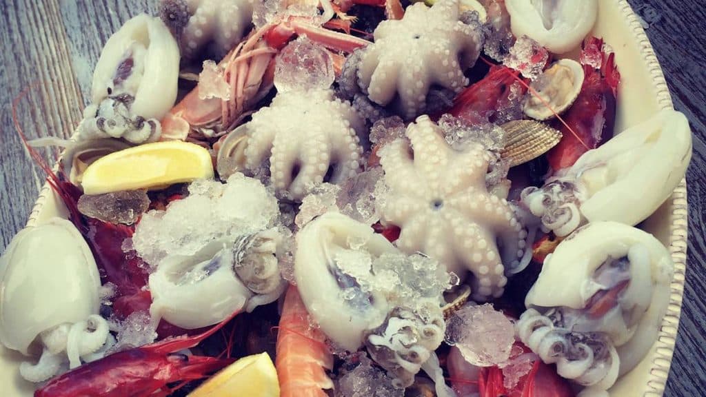 Iniziamo dal cuore di bari, dove è subito n' dèrr'a la lanze. Ricci E Crudo Di Mare Visit Mola Di Bari