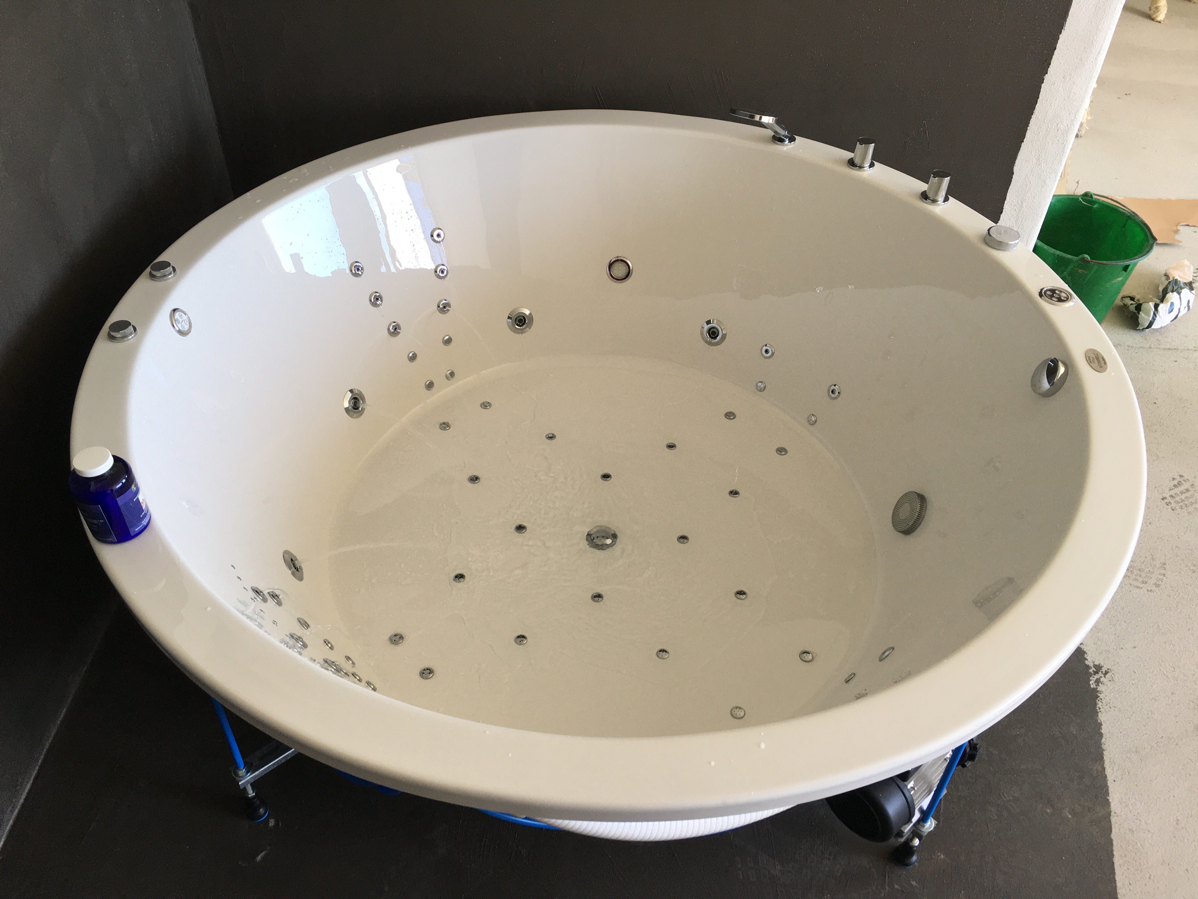 Indoor Whirlpool Tokio rund 180 cm installiert in Styria in der