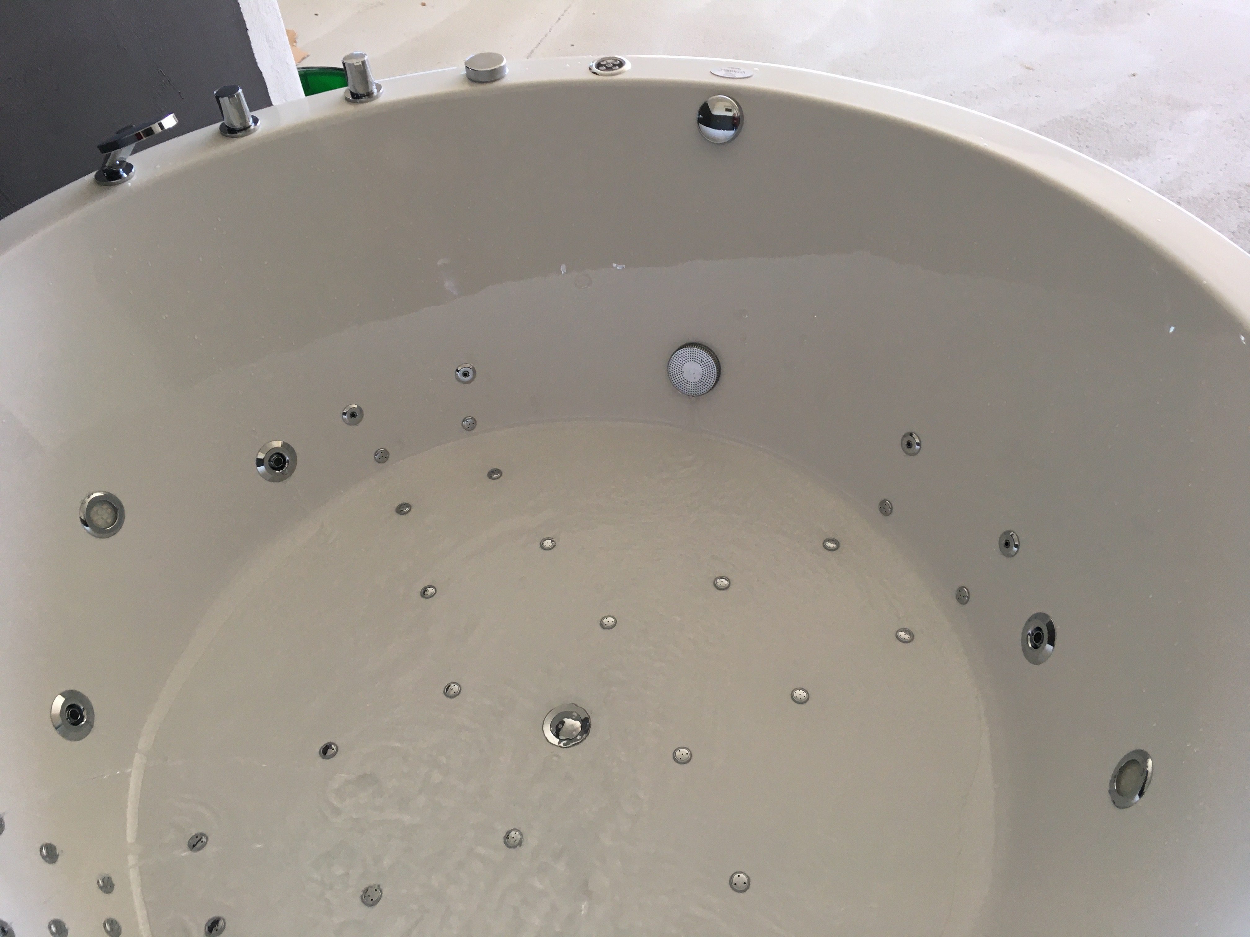 Indoor Whirlpool Tokio rund 180 cm installiert in Styria in der