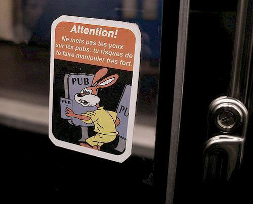 Ces antipubs sont plus créatifs que les publicitaires dans le metro
