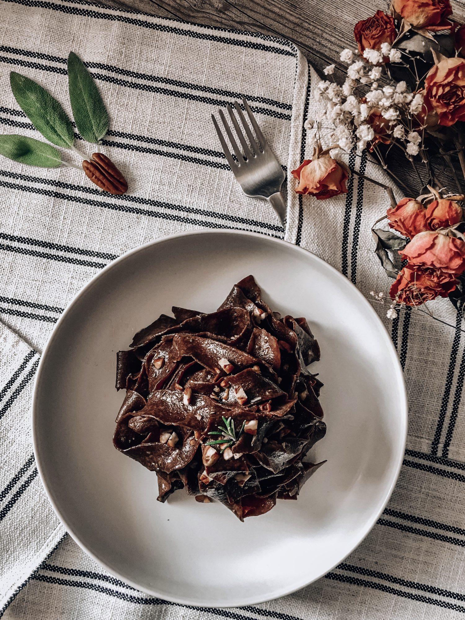 Tagliatelle al cacao con rosmarino e noci Vivilight
