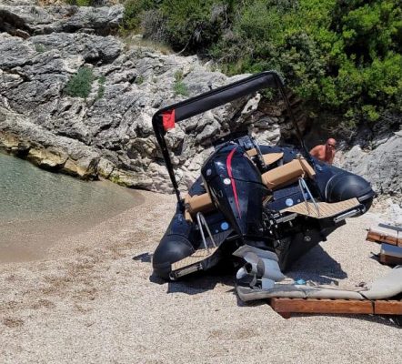 Plagosi çiftin në Jalë teksa mernin rreze/ Arrestohet 37-vjeçari, sekuestrohet gomonia