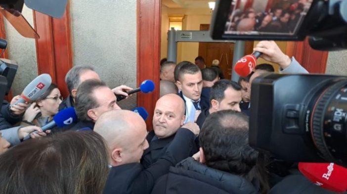 Tensione në Kuvend/ Deputetët e përjashtuar të PD tentojnë të hyjnë në seancën plenare, pengohen nga garda