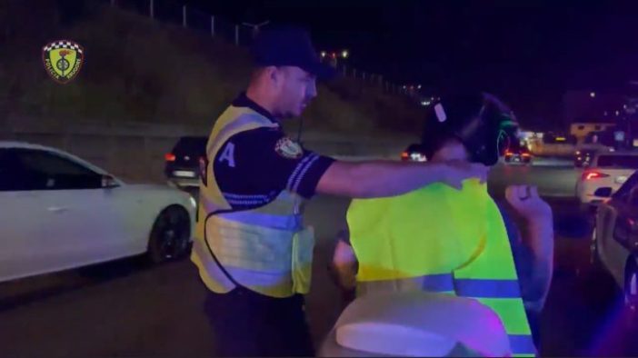 Surprizon sërish Policia Rrugore, dhuron për drejtuesit e motoçikletave jelekë fosforeshentë. Balla: Ky është vetëm fillimi i ndryshimit të qasjes së policisë me qytetarët