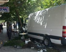 FOTO/ Shoferi i furgonit në Pogradec merr para shtyllën e ndriçimit, godet pemën dhe përfundon në lokal
