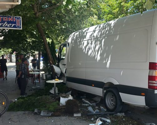 FOTO/ Shoferi i furgonit në Pogradec merr para shtyllën e ndriçimit, godet pemën dhe përfundon në lokal