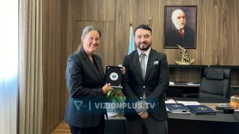 Zyrtarët e ambasadës amerikane takohen me drejtorin e AMP