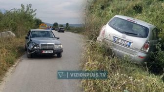 Shoferi i “Benzit” bën parakalim të gabuar, “Toyota” tenton ta shmangë por përfundon në kanal