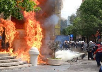 Protesta e opozitës përpara Bashkisë Tiranë, policia njofton rrugët që do të bllokohen
