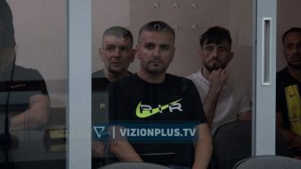 Plagosi 45-vjeçarin, gjykata lë në qeli policin Erjon Goxhara: Si reagoi përballë trupës gjykuese