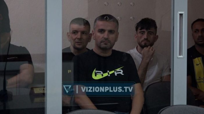 Plagosi 45-vjeçarin, gjykata lë në qeli policin Erjon Goxhara: Si reagoi përballë trupës gjykuese