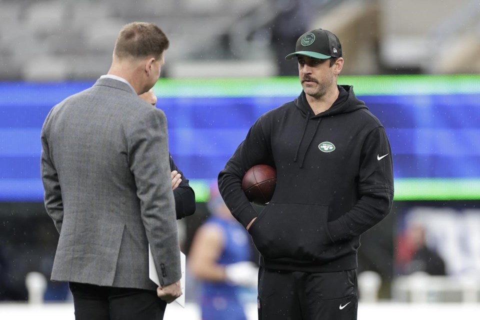 Jets' Aaron Rodgers drops back and puts weight on injured leg during