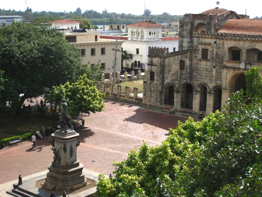Santo Domingo (SaintDomingue), le Parque Colon dans la vieille ville coloniale (Zona colonial
