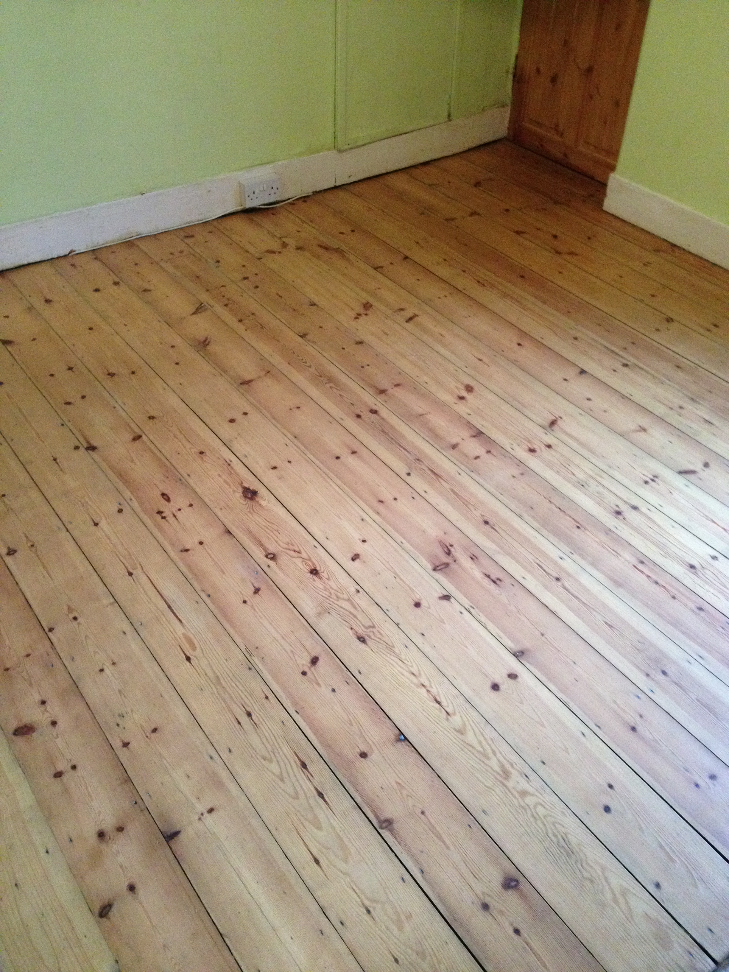» Pine floor sanding