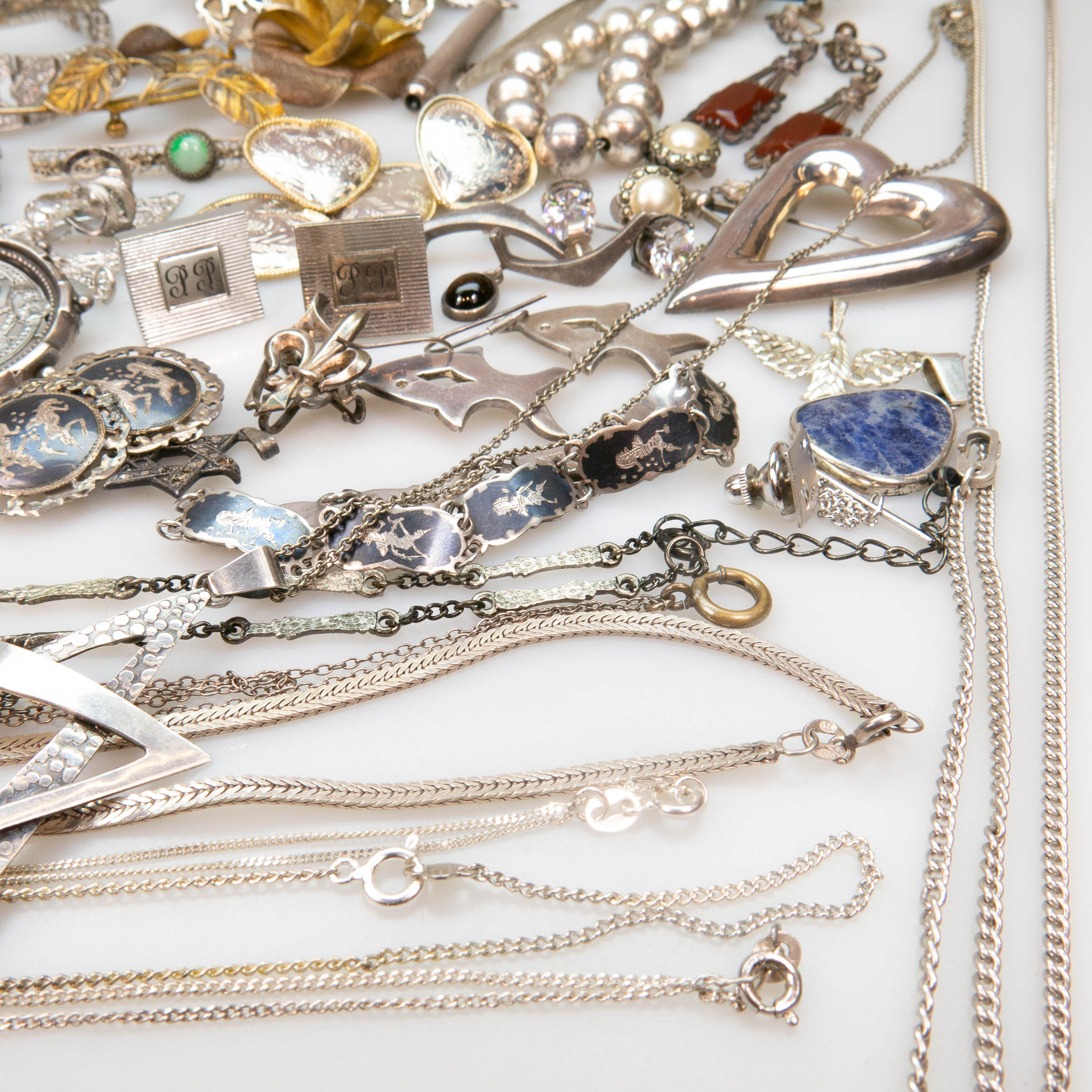 Jewellery Begins closing October 22, 2020 AT 200 PM Lot 98 Waddingtons.ca